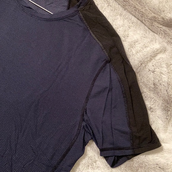 Lululemon lightweight tee navy and black- L - Picture 3 of 6